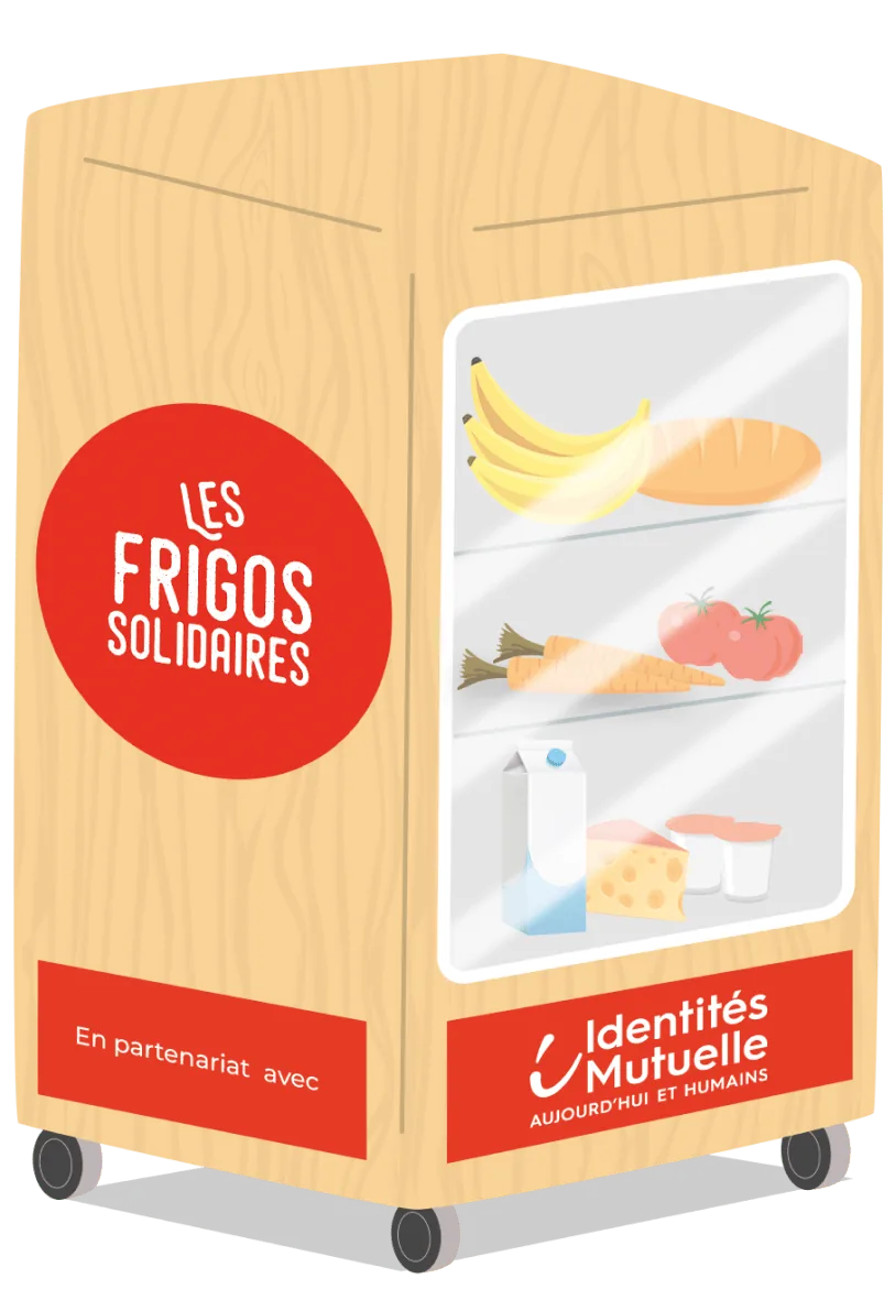 Un frigo solidaire en bois, rempli de fruits, de pain et de produits laitiers